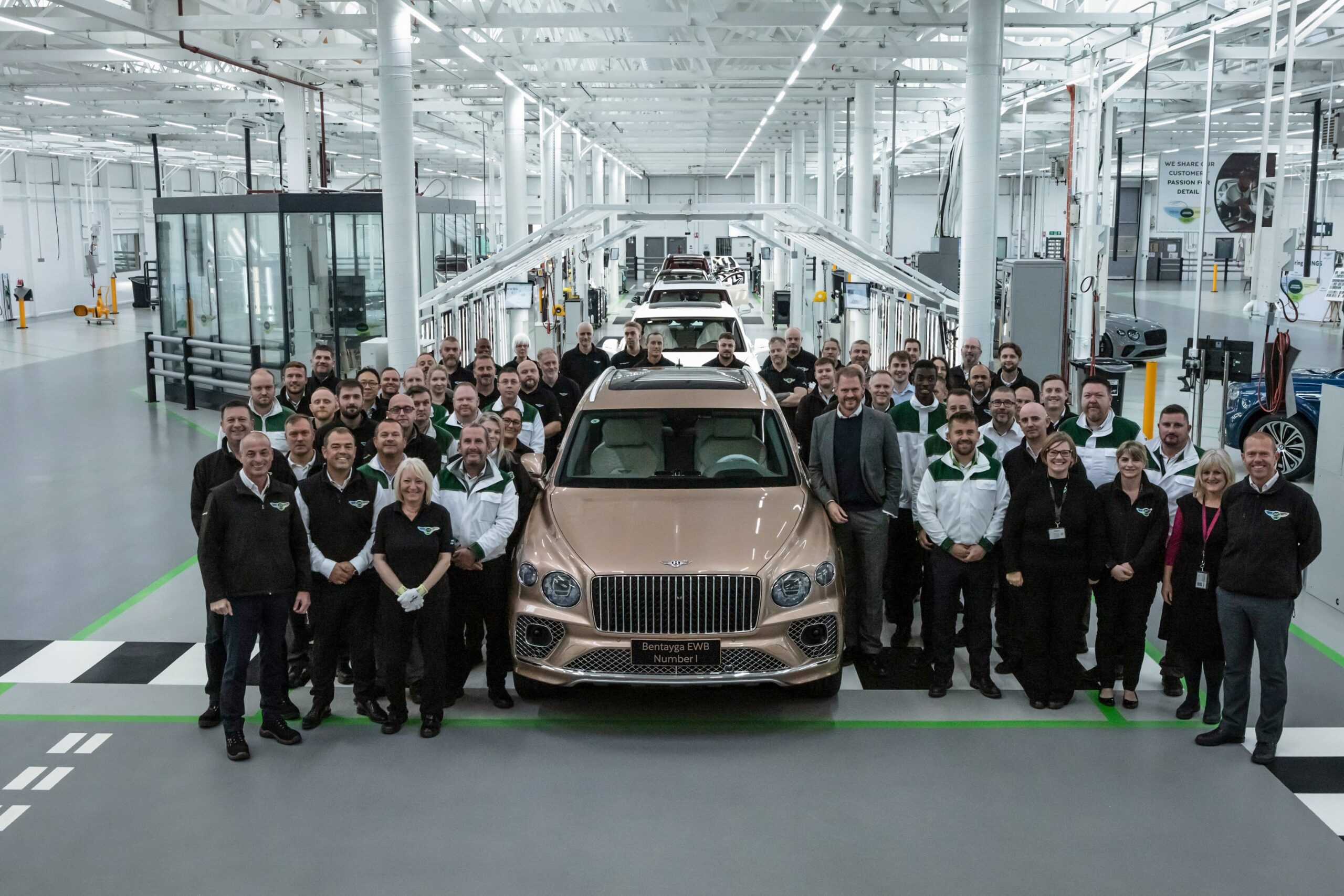 Bentley تبدأ الإنتاج المتسلسل لمركبة Bentayga Extended Wheelbase الرائدة بفئتها