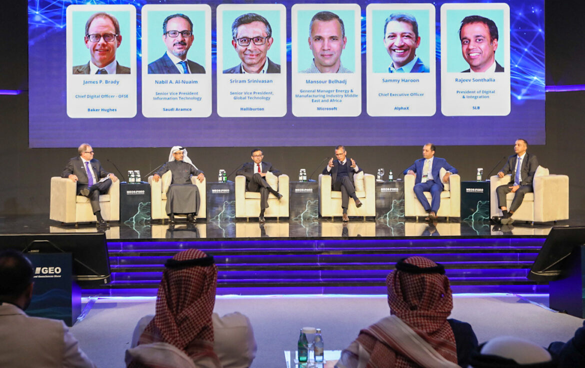 وزير النفط والبيئة البحريني والأمين العام لمنظمة أوبك يلقيان كلمة أمام أكبر مؤتمر في البحرين لقطاع النفط والغاز في الشرق الأوسط