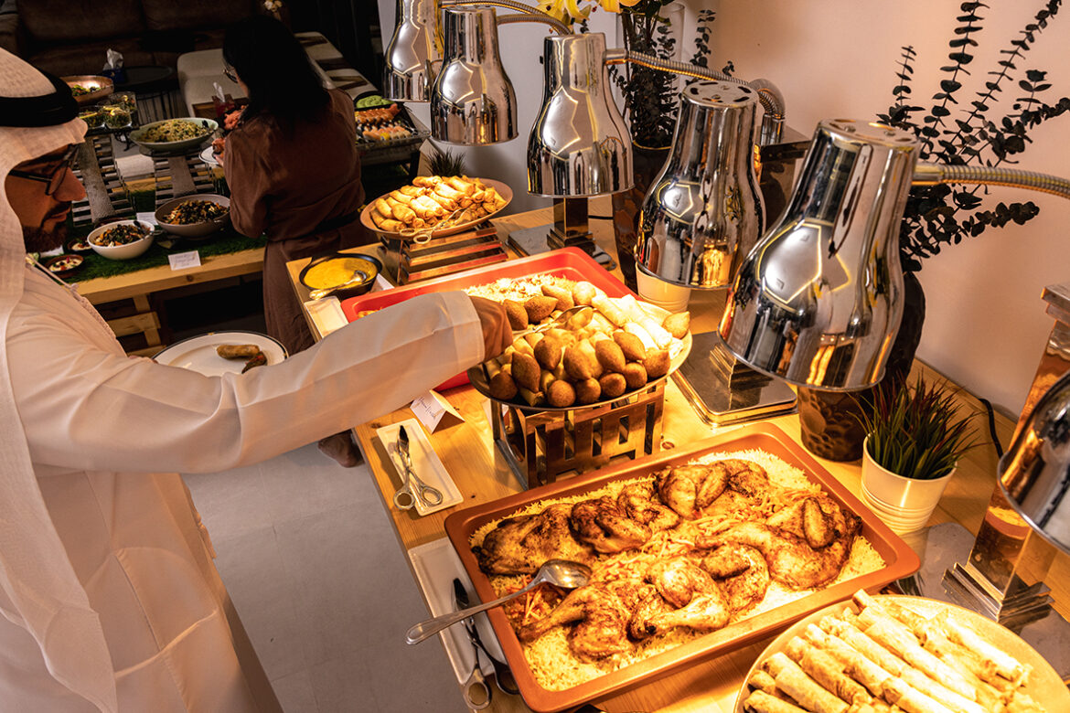 الإمارات لتموين الطائرات تقدّم أطباقاً من المطبخ الإماراتي في شهر رمضان المبارك
