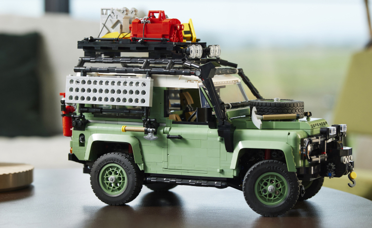 LEGO تُطلق مجموعة خاصة تجسد سيارة ديفندر 90 الكلاسيكية