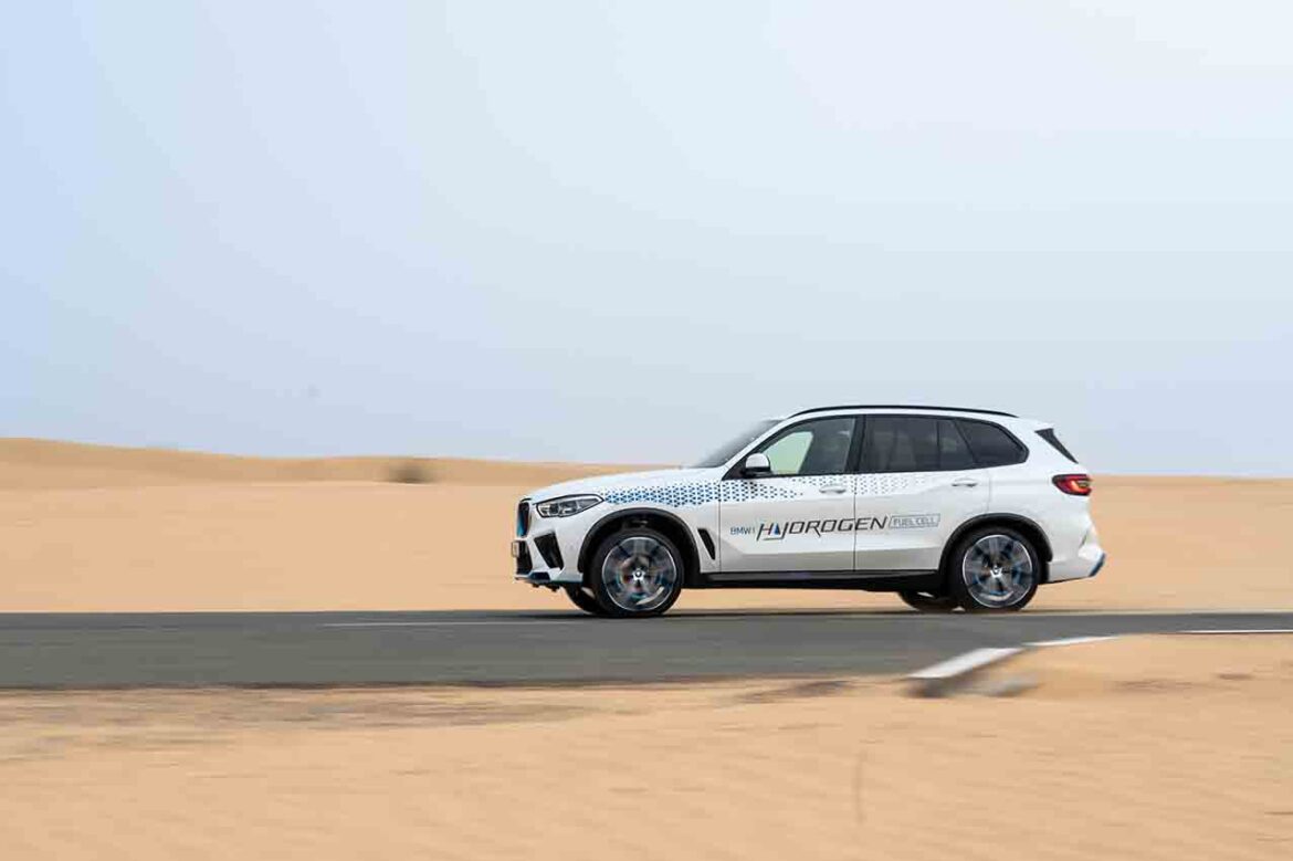 سيارةBMW iX5 Hydrogen  تقدّم أداءً مبهراً في اختبارات القيادة الصحراوية وسط ظروف مناخية قاسية