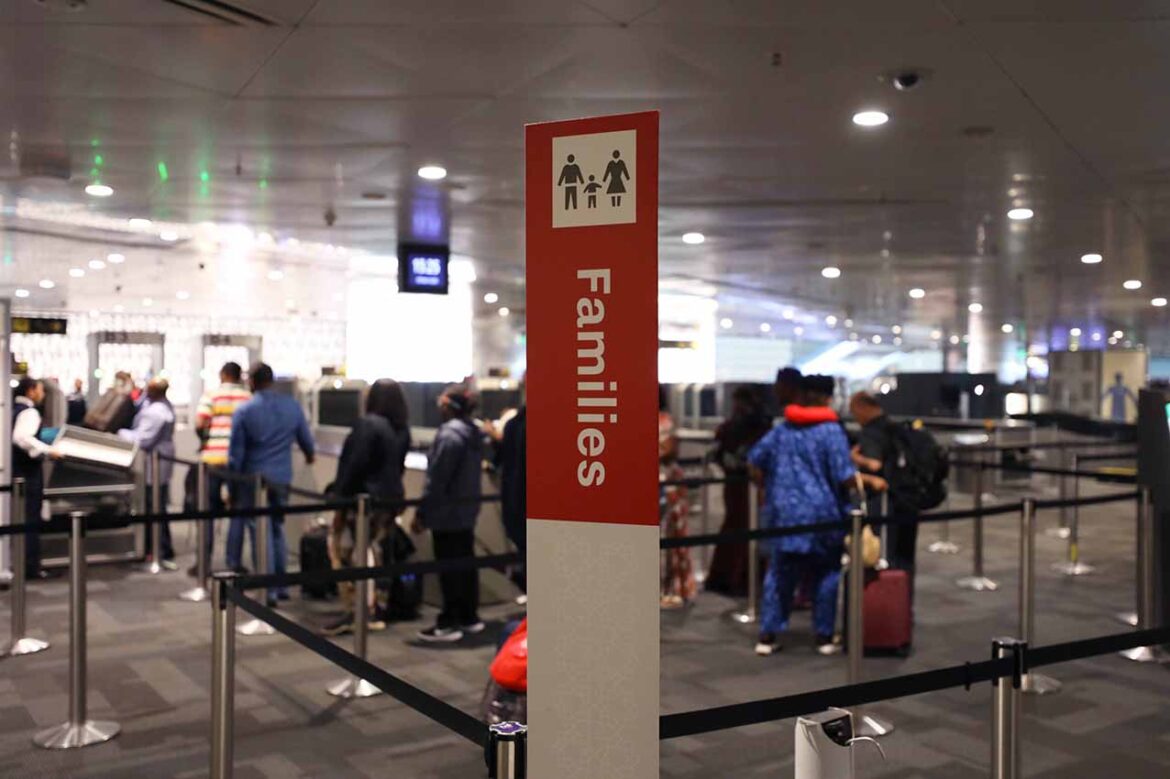 مطار حمد الدولي يوفر مسارات مخصصة لإنجاز الإجرائات الخاصة بالفحص الأمني للمسافرين من العائلات برفقة الأطفال والرضع